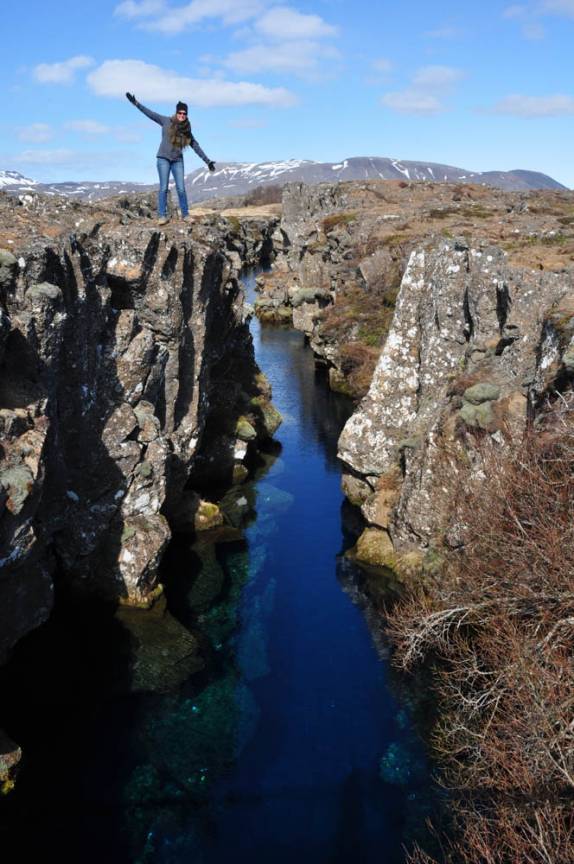Caminhando sobre a fenda que divide dois continentes, no Parque Nacional Thingvellir, na Islândia